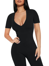 Gerippter, figurbetonter Jumpsuit mit V-Ausschnitt und kurzen Ärmeln